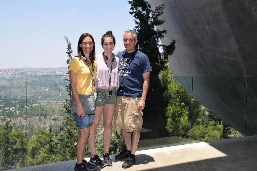 Sandra Olper de Moussan de Miami, junto a su familia en su visita en Yad Vashem